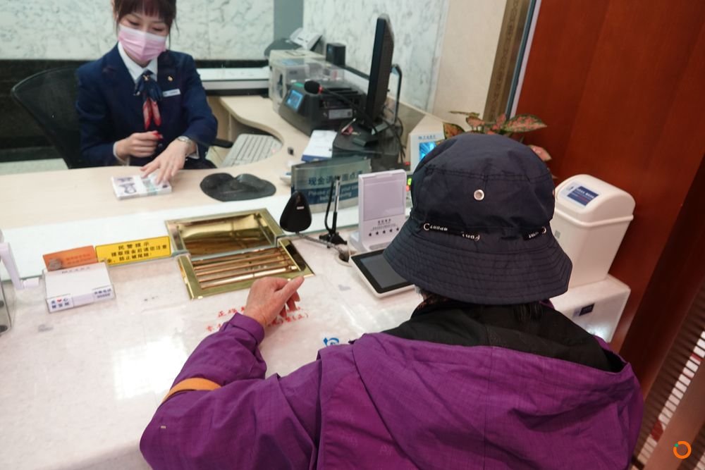 图为5日上午北京市民冯奶奶通过网点兑换新版5元纸币