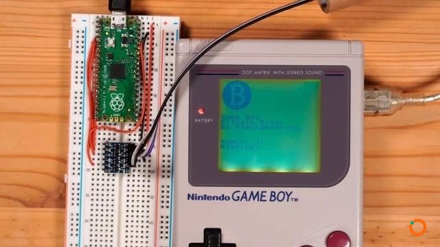 国外小伙用GameBoy掌机挖矿比特币